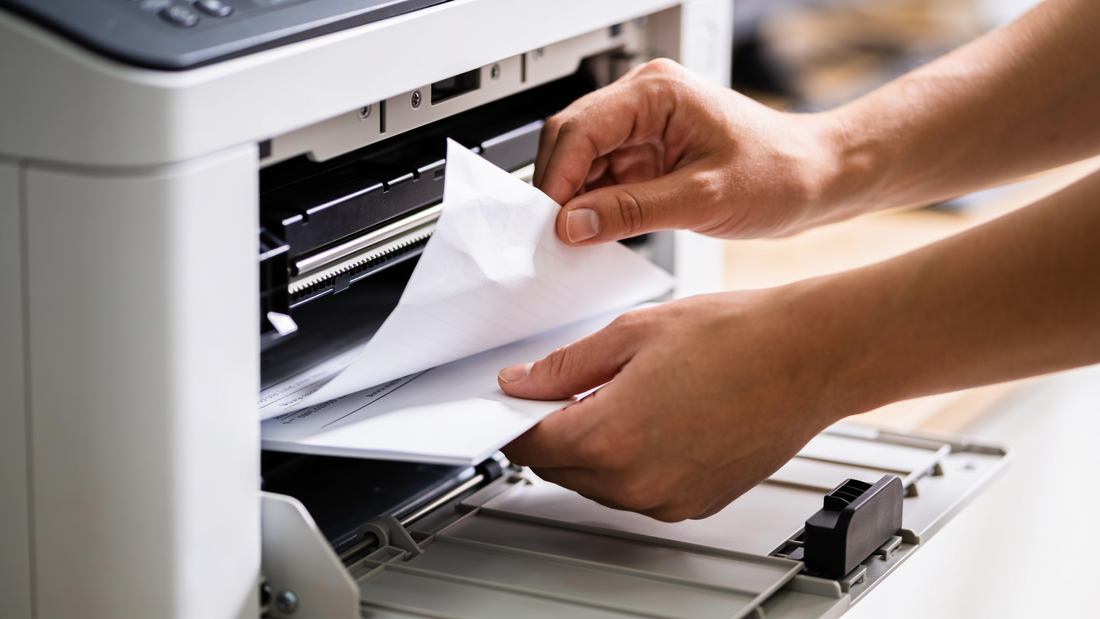 Een papierstoring uit de binnenkant van een printer verwijderen