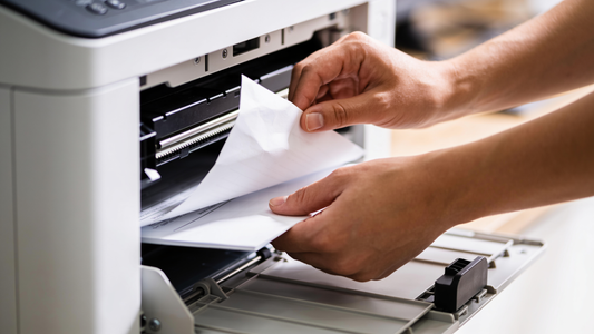 Retirando un atasco de papel del interior de una impresora