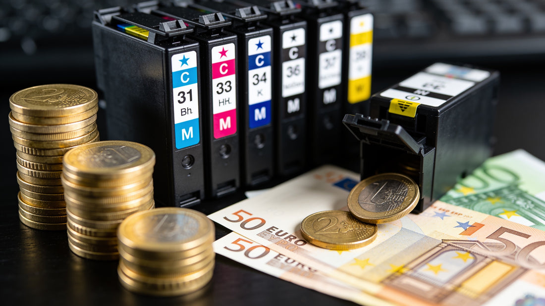 Tintenpatronen neben Euro-Münzen und -Scheinen