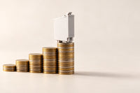 Ilustración conceptual: un cartucho de tinta blanco sin marca sobre la columna más alta de varias pilas de monedas que crecen de izquierda a derecha.
