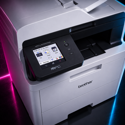 Impresora láser color multifunción Brother MFC-L3740CDWE · vista lateral mostrando panel y bandejas · Startoner